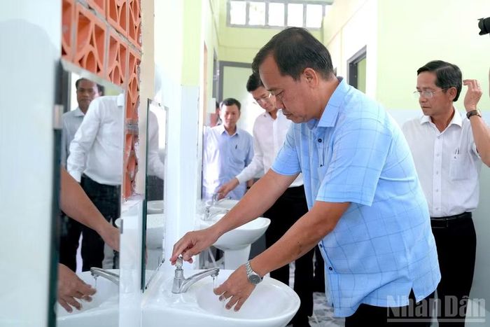 Thường trực Tỉnh ủy Cà Mau trực tiếp kiểm tra hệ thống nước tại khu vực nhà vệ sinh của Trường Trung học cơ sở Lợi An. (Ảnh: Hữu Tùng)