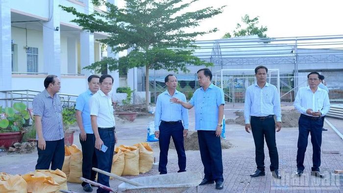 Phó Bí thư Thường trực Tỉnh ủy Cà Mau Huỳnh Quốc Việt (thứ 3 từ phải qua) kiểm tra tại Trường tiểu học Lương Thế Trân. (Ảnh: Hữu Tùng)