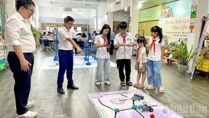 Học sinh thực hiện lập trình thuật toán, điều khiển robot thông minh.