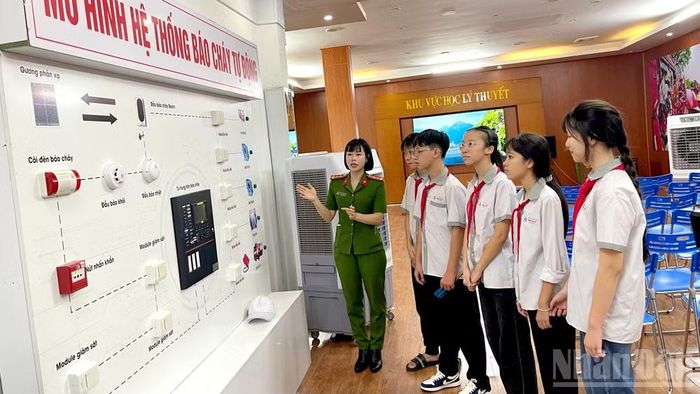 Học sinh tìm hiểu về hệ thống báo cháy tự động.