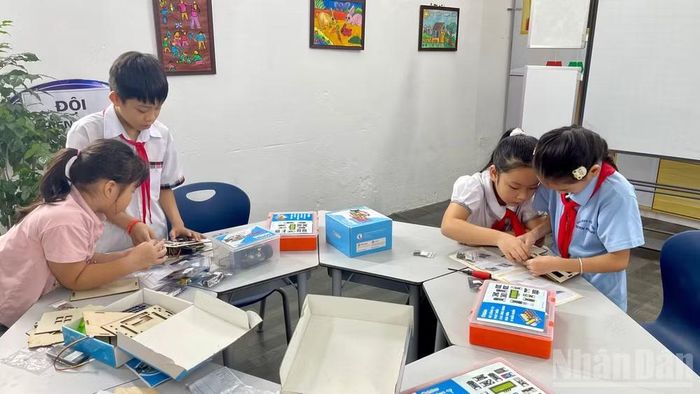 Học sinh tìm hiểu quy trình thiết kế mô hình 3D, ứng dụng mạch vi điều khiển thông minh và các cảm biến tự động IoT.