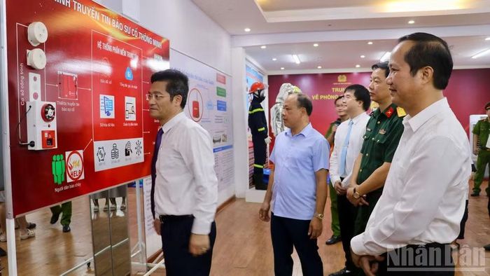 Các đại biểu tham quan mô hình trải nghiệm tại Trung tâm học tập cộng đồng về phòng cháy, chữa cháy và cứu nạn, cứu hộ.