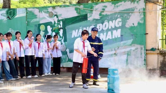 Các em học sinh được trang bị kỹ năng và thực hành chữa cháy.