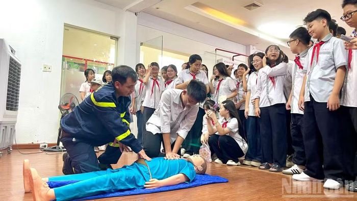Các em học sinh tham gia trải nghiệm tại Trung tâm.