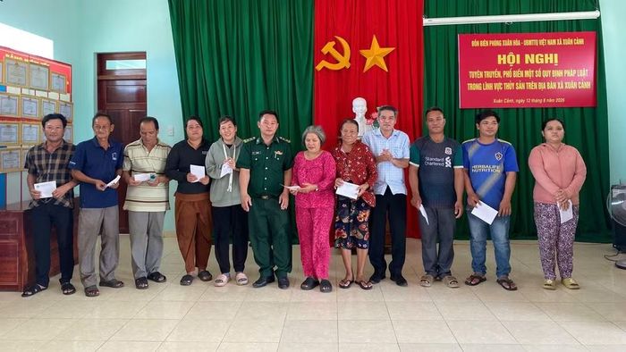 Đại diện Đồn Biên phòng Xuân Hòa và chính quyền địa phương trao quà hỗ trợ các hộ ngư dân có hoàn cảnh khó khăn. (Ảnh: Ngũ Tố)