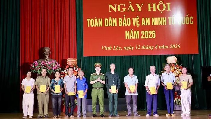 Lãnh đạo Công an tỉnh Thanh Hóa trao tặng quà cho người dân xã Vĩnh Lộc. (Ảnh: Công an Thanh Hóa)
