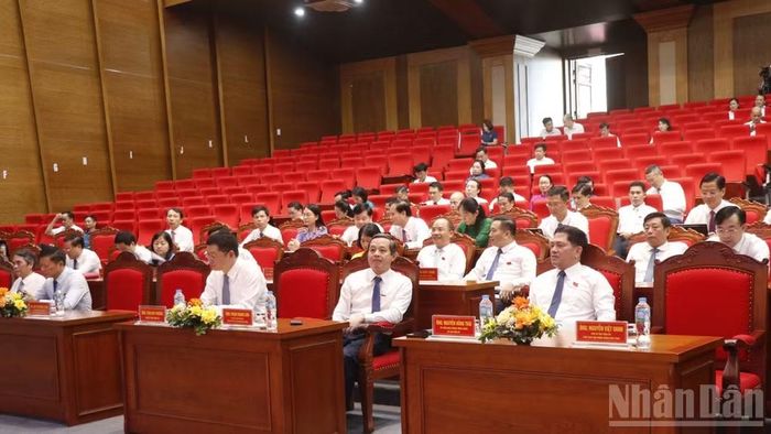 Các đại biểu dự kỳ họp.