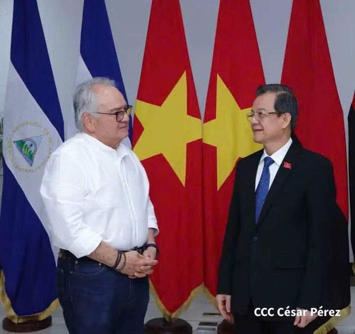  Đồng chí Lê Hồng Quang, Trưởng đoàn công tác của Đảng Cộng sản Việt Nam với Chủ tịch Quốc hội Nicaragua, Nghị sĩ, Tiến sĩ Gustavo Porras Cortés. (Ảnh: Ban Nội chính Trung ương cung cấp) 