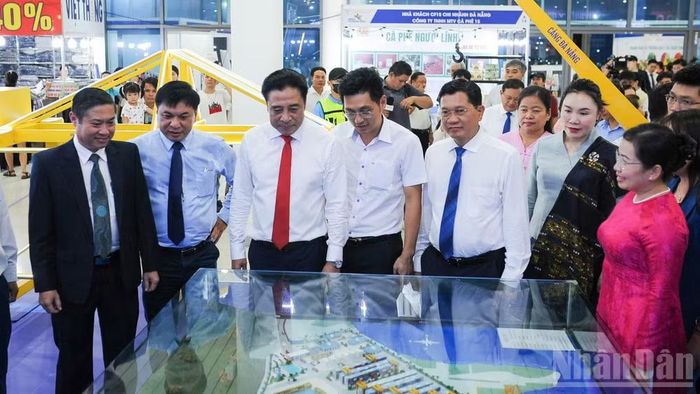Ủy viên Trung ương Đảng, Phó Bí thư Thường trực Thành ủy Đà Nẵng Nguyễn Khắc Toàn (thứ 3 từ trái qua) cùng các đại biểu tham quan gian hàng Cảng Đà Nẵng tại Hội chợ.