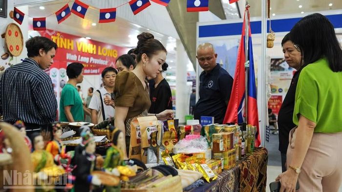 Người dân tham quan gian hàng của các doanh nghiệp đến từ Lào tại Hội chợ.