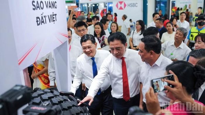 Lãnh đạo thành phố Đà Nẵng tham quan Hội chợ.