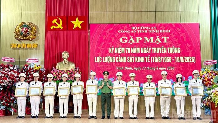 Đại tá Cù Quốc Thắng, Giám đốc Công an tỉnh Ninh Bình tặng Giấy khen cho các tập thể, cá nhân.
