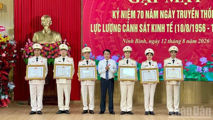 Nhân dịp này, nhiều tập thể, cá nhân có thành tích xuất sắc được đồng chí Nguyễn Thanh Bình, Phó Bí thư Tỉnh ủy, Chủ tịch Ủy ban nhân dân tỉnh Ninh Bình tặng Bằng khen.