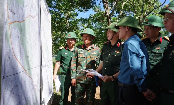 Đoàn công tác xác định khu vực tìm kiếm hài cốt liệt sĩ tại đồi Cồn Tiên. (Ảnh: Hoàng Cuối)