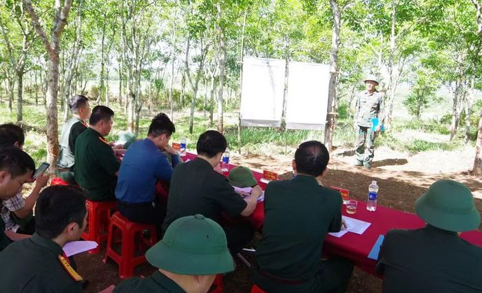 Đội tìm kiếm, quy tập hài cốt liệt sĩ Sư đoàn 968 báo cáo kết quả thu thập thông tin, xác định vị trí trên bản đồ và tại thực địa. (Ảnh: Hoàng Cuối)