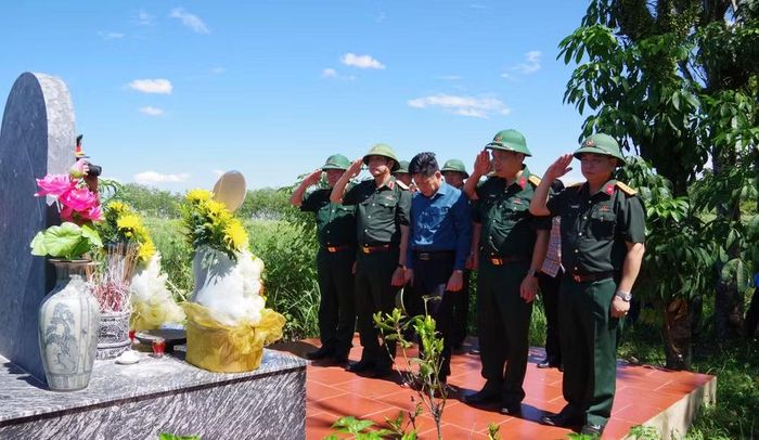 Đoàn công tác dâng hương, dâng hoa tri ân các Anh hùng liệt sĩ tại khu vực đồi Cồn Tiên. (Ảnh: Hoàng Cuối)