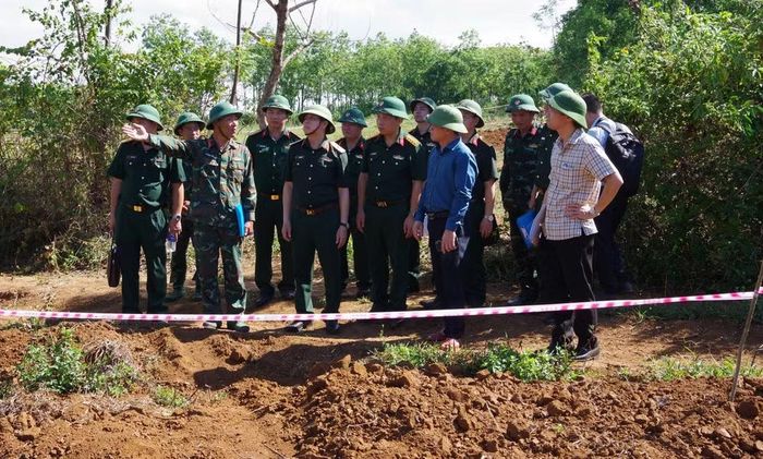 Đoàn công tác kiểm tra thực địa các vị trí tổ radar xuyên đất kiến nghị đào khảo sát. (Ảnh: Hoàng Cuối)