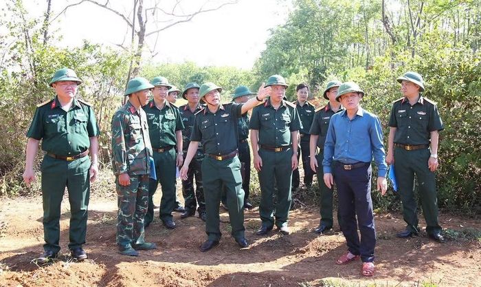 Đoàn công tác kiểm tra thực địa các vị trí tổ radar xuyên đất kiến nghị đào khảo sát. (Ảnh: Hoàng Cuối)