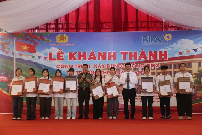 Lãnh đạo Công an tỉnh Lạng Sơn và lãnh đạo Ngân hàng BIDV trao các phần quà cho học sinh có hoàn cảnh khó khăn. (Ảnh: Hoàng Tùng)