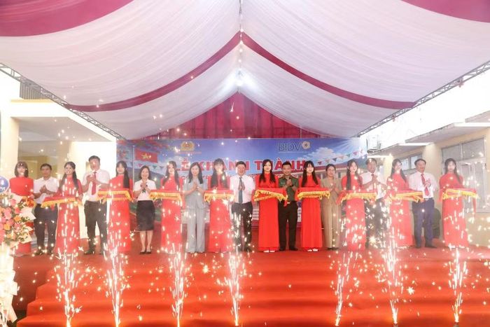 Các đại biểu cắt băng khánh thành công trình. (Ảnh: Hoàng Tùng)