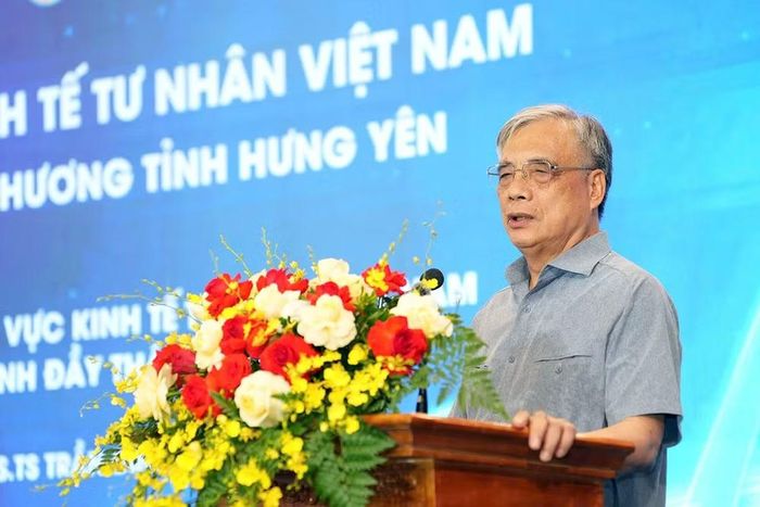 Phó Giáo sư, Tiến sĩ Trần Đình Thiên phân tích lợi thế của Hưng Yên. (Ảnh: Trung ương Hội Doanh nhân trẻ Việt Nam cung cấp)