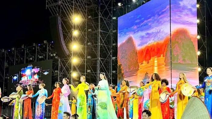Các thí sinh trình diễn áo dài trong bộ sưu tập “Tinh hoa lụa Việt” của nhà thiết kế Đỗ Trịnh Hoài Nam. (Ảnh: QUANG THỌ)