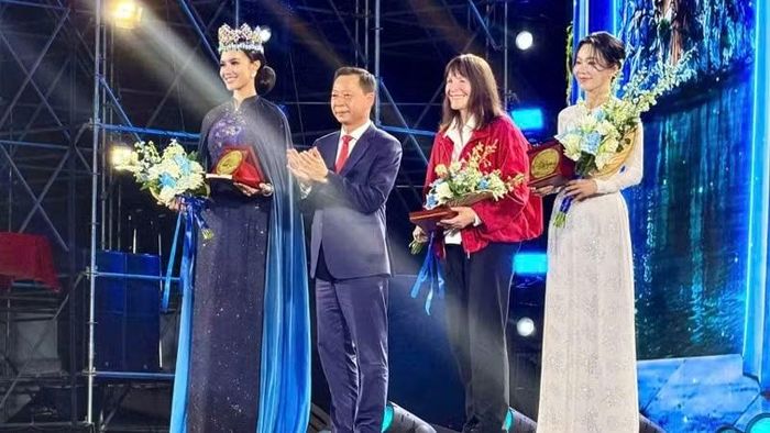 Lãnh đạo tỉnh Quảng Ninh tặng hoa và lưu niệm cho đại diện Tổ chức Miss World và Miss World Vietnam. - (Ảnh: QUANG THỌ)