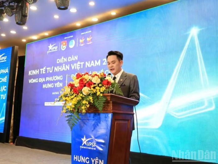  Ông Đặng Hồng Anh, Phó Chủ tịch hội Liên hiệp thanh niên Việt Nam, Chủ tịch Hội Doanh nhân trẻ Việt Nam phát biểu tại diễn đàn. 