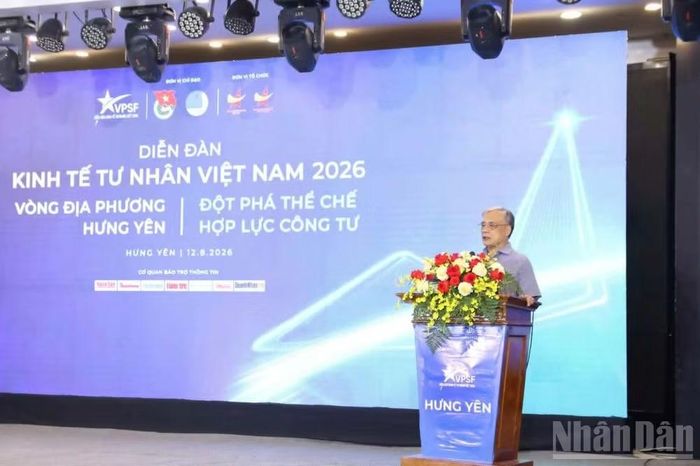 Phó Giáo sư, Tiến sĩ Trần Đình Thiên, nguyên Viện trưởng Viện Kinh tế Việt Nam, nguyên thành viên Hội đồng Tư vấn chính sách của Thủ tướng Chính phủ trình bày tham luận.
