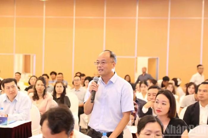 Đại diện doanh nghiệp trên địa bàn đặt câu hỏi đến các chuyên gia.