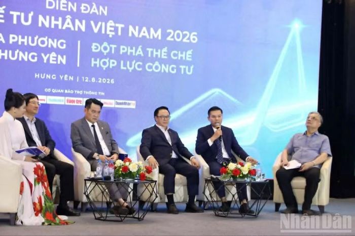 Các khách mời đối thoại trực tiếp với doanh nghiệp.