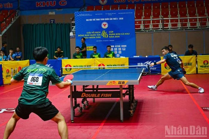 Nguyễn Anh Tú (áo xanh dương) thể hiện phong độ ấn tượng. (Ảnh: BẢO LONG)