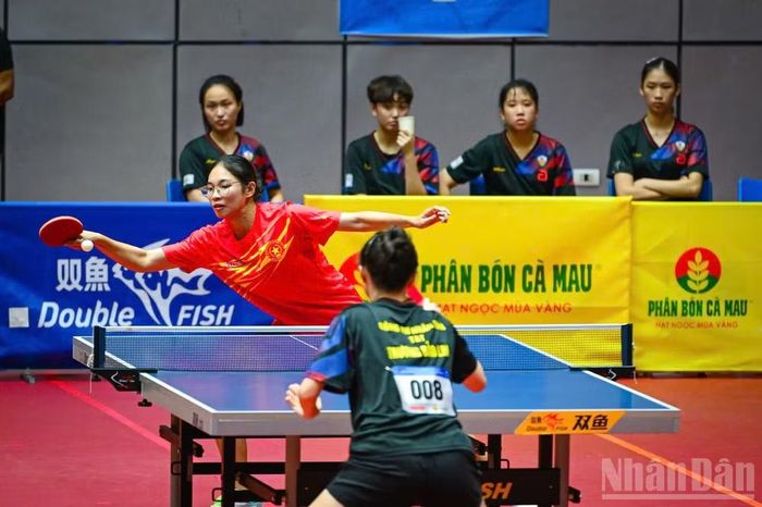 Lâm Thu Cúc (áo đỏ) vượt qua Trương Bảo Linh. (Ảnh: BẢO LONG)