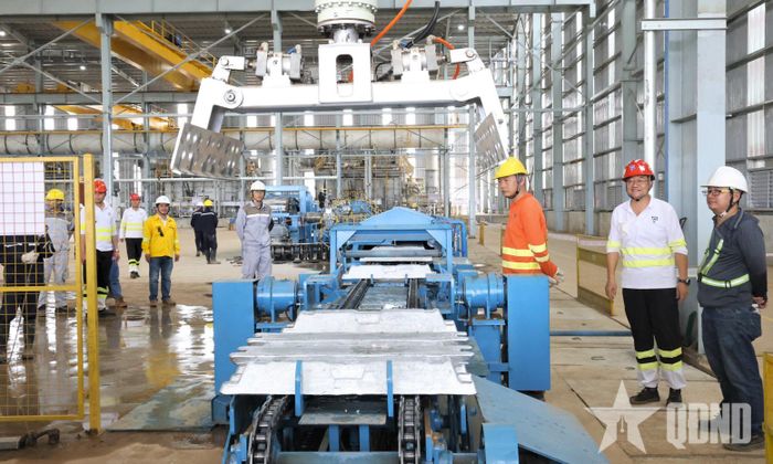 Mẻ nhôm thỏi đầu tiên được sản xuất tại Nhà máy Điện phân nhôm Đắk Nông.