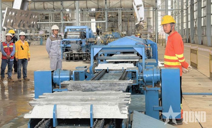 Mẻ nhôm thỏi đầu tiên được sản xuất tại Nhà máy Điện phân nhôm Đắk Nông.