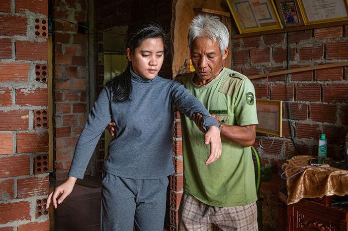 Chị Hồ Thị Ngọc Thư là con út của ông Hồ Giang Ngân mắc u não từ năm 9 tuổi, suốt 3 năm điều trị tại Bệnh viện Trung ương Huế nhưng bệnh tình không thuyên giảm, Thư dần mất khả năng vận động và thị lực. 