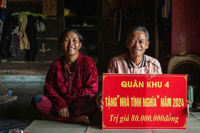 Căn nhà tình nghĩa do Quân khu 4 hỗ trợ, cùng sự giúp đỡ của Đoàn Kinh tế - Quốc phòng 92, là nơi gia đình ông Đoàn Văn Hiền sinh sống ở xã A Lưới 4, TP Huế; các khoản hỗ trợ hằng tháng giúp gia đình phần nào ổn định cuộc sống. 