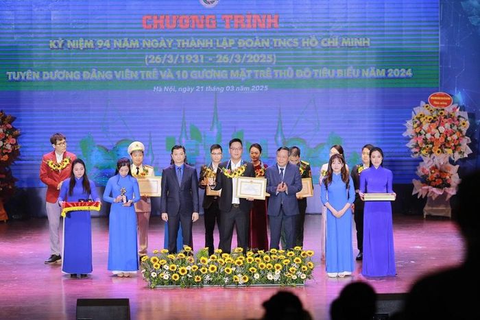  Anh Lê Văn Phúc trong lễ tuyên dương 10 Gương mặt trẻ tiêu biểu Thủ đô năm 2024, tháng 3-2025. Ảnh do nhân vật cung cấp 
