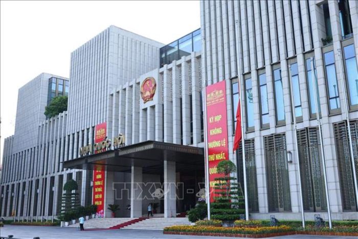  Treo cờ rủ tại Nhà Quốc hội của Việt Nam để tỏ lòng thương tiếc đồng chí Xaysomphone Phomvihane. Ảnh: TTXVN