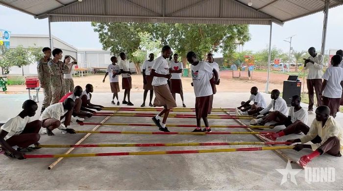 Các em học sinh Abyei luyện tập tiết mục múa sạp.  