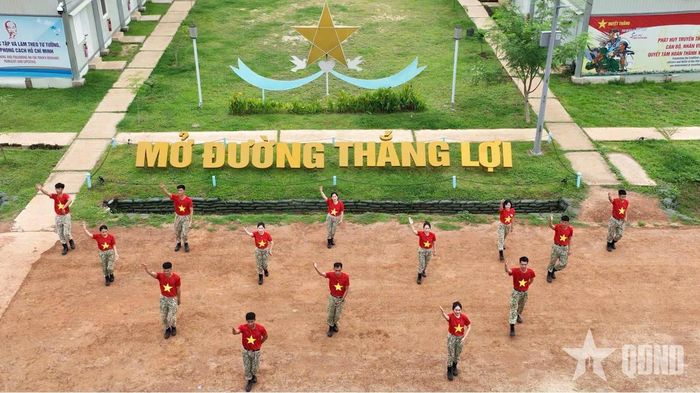  Đội Công binh số 4 Việt Nam luyện tập tiết mục văn nghệ chuẩn bị cho đêm Gala.