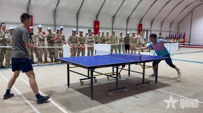 Tranh tài ở môn bóng bàn. 