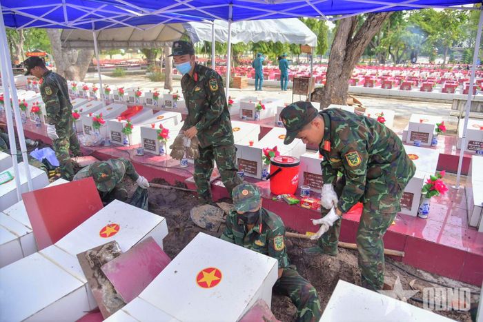 Khai quật mộ liệt sĩ phục vụ công tác lấy mẫu tại Nghĩa trang Liệt sĩ Bình Thuận, tỉnh Lâm Đồng. 