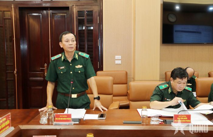 Thủ trưởng Bộ tư lệnh Bộ đội Biên phòng trình bày báo cáo trung tâm tại hội nghị. 