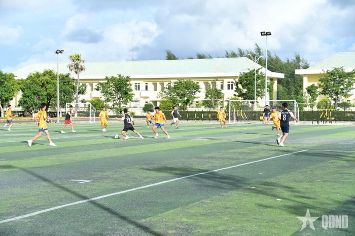 Các vận động viên tích cực luyện tập môn bóng đá.