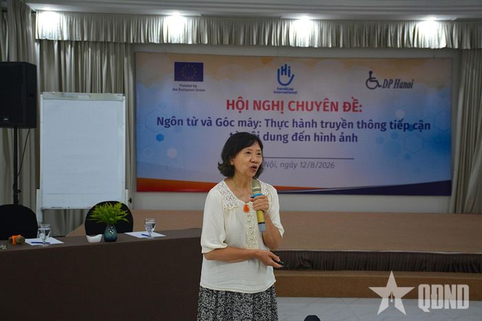  Bà Dương Thị Vân, Giám đốc Trung tâm Tư vấn và Hỗ trợ hòa nhập NKT (ICC), nguyên Chủ tịch Hội NKT TP Hà Nội chia sẻ tại hội nghị.