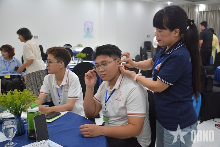  Sinh viên Học viện Báo chí và Tuyên truyền trải nghiệm làm NKT.