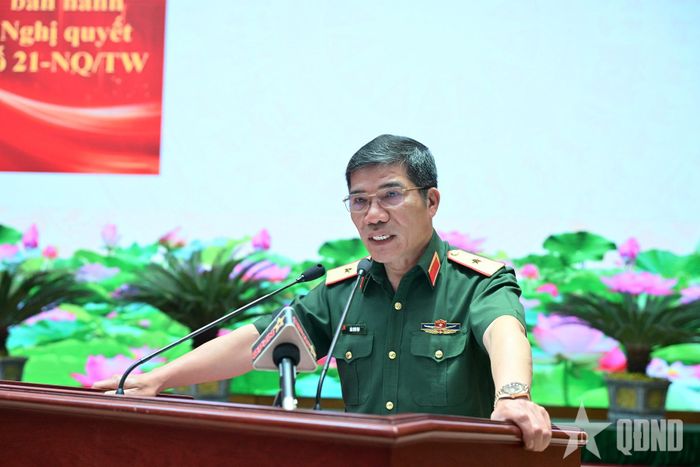  Thiếu tướng Đào Minh Đạo trình bày chuyên đề tại hội nghị. 