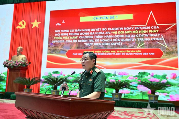 Thiếu tướng Nguyễn Văn Sáu trình bày chuyên đề tại hội nghị. 