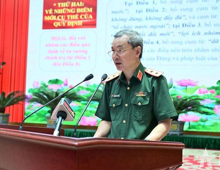 Trung tướng Nguyễn Văn Hùng trình bày chuyên đề tại hội nghị.  